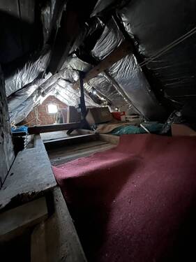 Dachboden - 5 Zimmer Mehrfamilienhaus, Wohnhaus in Billigheim