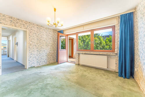 Elternschlafzimmer mit Zugang zum Balkon im Obergeschoss - 