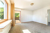 Zimmer mit Zugang zum Balkon im Obergeschoss - 