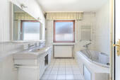 Badezimmer mit Badewanne und Dusche im Obergeschoss - 