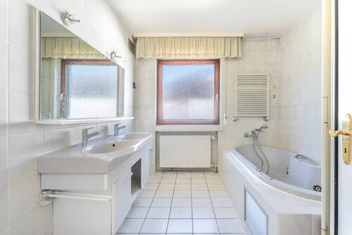Badezimmer mit Badewanne und Dusche im Obergeschoss - 