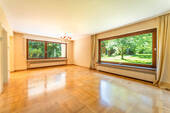 Wohnzimmer mit Blick in den Garten und auf die Terrasse - 