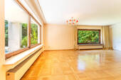 Wohnzimmer mit Blick in den Garten und auf die Terrasse - 