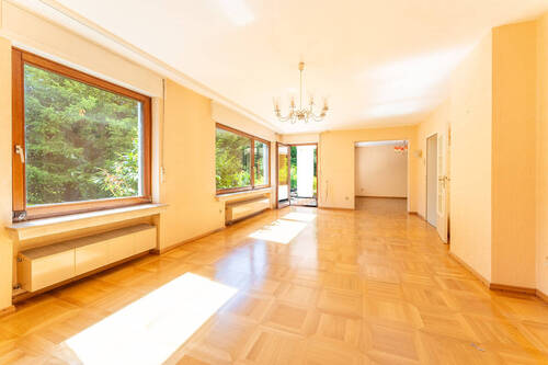 Essbereich mit Ausgang zur Terrasse und den Garten - 