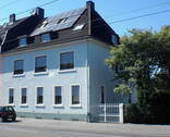 Straßenansicht - Wohnen und Arbeiten: Stilvolles Mehrfamilien- und Geschäftshaus mit großem Garten.
