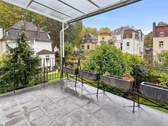 Bild 1 - Stilvoll wohnen im denkmalgeschützten Altbau - 4-Zimmer-Refugium mit Terrasse und Blick ins Grüne!
