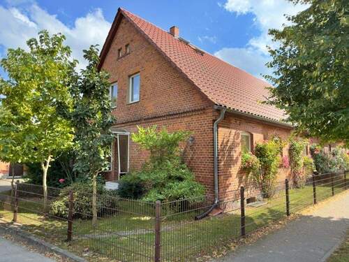 Hauseingang - Modernisiertes Bauernhaus mit zwei Wohnungen auf 1800 m² Grundstück in Prädikow