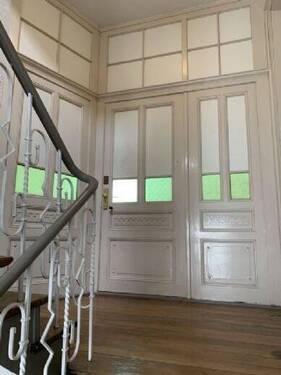 Treppenhaus mit Wohnungstüren - 3 Zimmer Etagenwohnung zum Kaufen in Frankfurt am Main