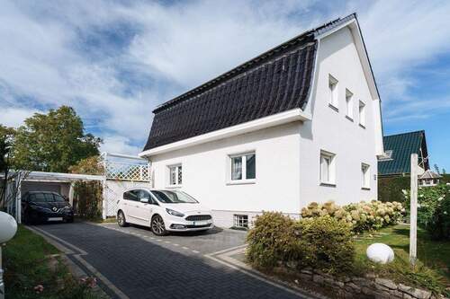 Hausansicht mit Stellplatz - 5 Zimmer Einfamilienhaus zum Kaufen in Teltow