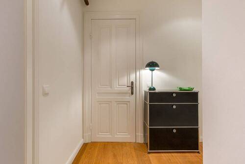 Flur mit Blick zum 2. Ausgang - 