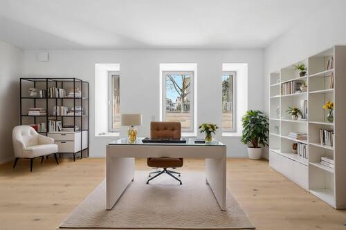 Home Office Einrichtungsbeispiel - IHR PRIVATES REFUGIUM - mit Terrasse und eigenem Eingang