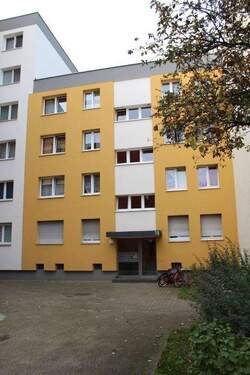 Büdinger Straße 16 in Hanau Vorderseite - Schöne 3-Zimmer-Wohnung mit Balkon und neuem Vinyl-Boden in Parkettoptik zum 16.01.2026 zu vermieten