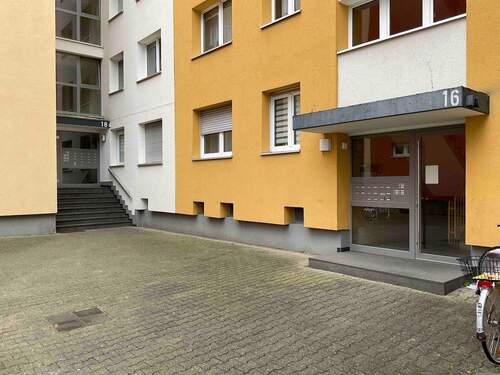 Büdinger Straße 16 in Hanau Hauseingang - 3 Zimmer Etagenwohnung in Hanau