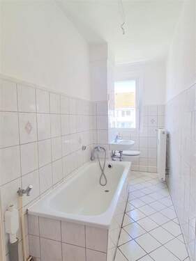 Bad mit Wanne und Fenster - 