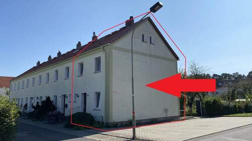 Eingangsbereich und Parkplatz - 3 Zimmer Reihenendhaus in Niesky