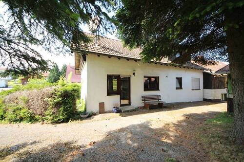 Wohnhaus - Großzügiges Anwesen - Wohnhaus u. Nebengebäude u. über 1.700 m² Grundstück - ideal für ihr Hobby ...