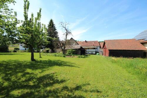 Grundstück mit Blick auf die Gebäude - 