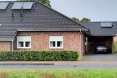 Hausansicht - Moderne, ebenerdige Doppelhaushälfte in Kanallage. Zentrumsnah.