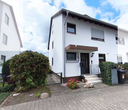 Hausfront Eingang - 5 Zimmer Einfamilienhaus zum Kaufen in Stutensee