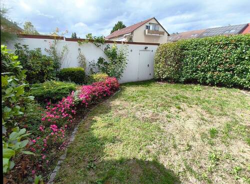 Garten mit Zugang zur Garage - 