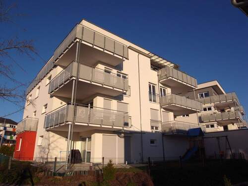 Aussenansicht - EINZIEHEN & WOHLFÜHLEN – 4,5-Zi-Wohnung im 2. OG mit EBK, Balkon, Garage & Außenstellplatz.
