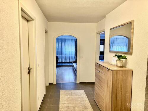 geräumiger Flur - 3 Zimmer Etagenwohnung zum Kaufen in Böblingen