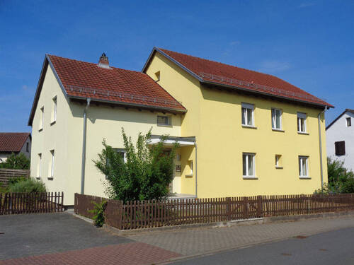 Hausansicht von der Straße - Wertheim- Bestenheid: ehemaliges Pfarrhaus mit viel Platz und schönem Garten