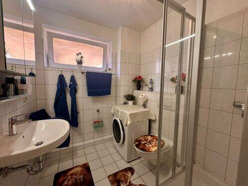 Duschbad mit Außenfenster - 