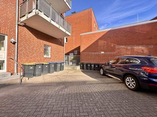 Hinterhof und Stellplätze - 