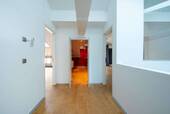 Flur mit Zugang zum begehbaren Kleiderschrank - 