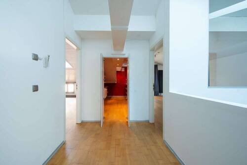 Flur mit Zugang zum begehbaren Kleiderschrank - 