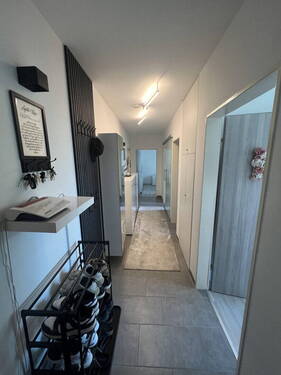 Flur Richtung Wohnungseingang - 