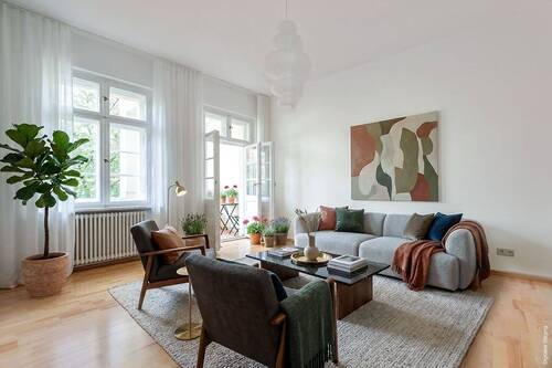 Wohnbereich mit Zugang zur Loggia - Charmante 2-Zimmer-Wohnung mit Loggia im Flieger-Karree nahe Tempelhofer Feld