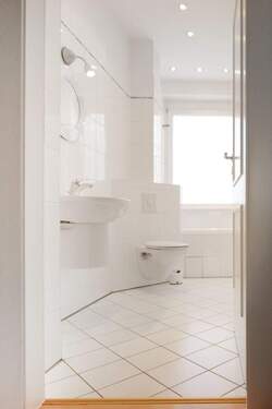 Tagesbelichtetes Wannenbad - 