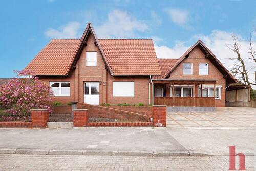 Außen I - Zweifamilienhaus mit großem Garten