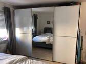 großer Schrank im Schlafzimmer - 