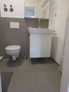 hochmodernes Bad mit Spiegelschrank/Unterschrank - 