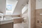 Bad mit Dusche und Wanne im OG (Beispiel) - 