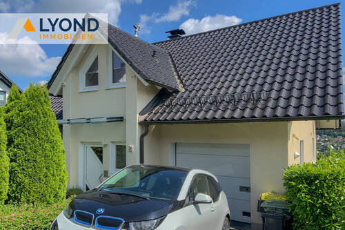 Außenansicht Sommer - Dieses tolle Einfamilienhaus bietet einen Blick über Herscheid und sucht Sie als neuen Eigentümer!