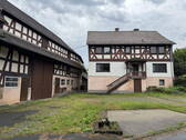 Vorderseite mit Hoffläche - Charmantes Fachwerkhaus Bauernhaus mit anliegenden Scheunen in idyllischer Lage