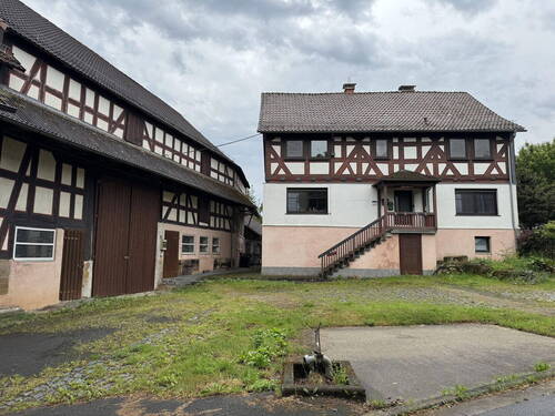 Vorderseite mit Hoffläche - Charmantes Fachwerkhaus Bauernhaus mit anliegenden Scheunen in idyllischer Lage