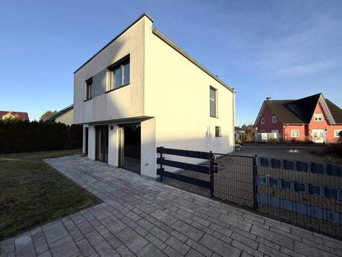 Objektrückseite und Grundstückszufahrt - 