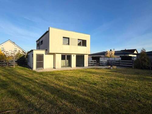 Objektrückseite und Gartengrundstück - 4 Zimmer Einfamilienhaus in Roitzsch