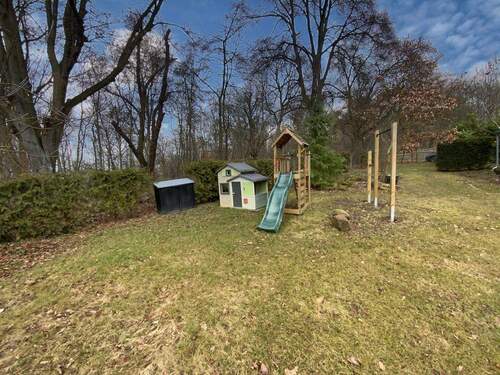 Garten mit Kinderspielturm - 