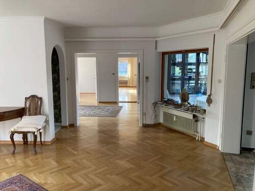 Hauptwohnung OG mit Echtholzparkett, Gäste-WC, großen Fenstern ... - 