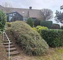 In einer grünen Oase! Großes Einfamilienhaus mit zwei Einliegerwohnungen - Frankfurt am Main Nieder-Eschbach