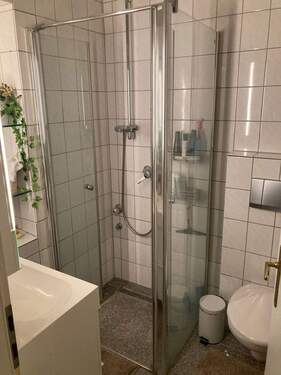 Einliegerwohnung 1: Badezimmer mit Dusche - 