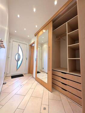 Flur mit Einbauschrank - 