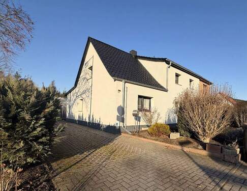 Objektvorderseite - 7 Zimmer Doppelhaushälfte zum Kaufen in Sandersdorf-Brehna