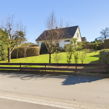 Straßenansicht - Attraktives Zweifamilienhaus mit zusätzlichem Baugrundstück in ruhiger Lage von Rhynern